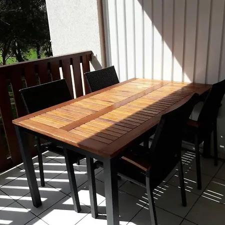 شقة Pour 4 Piscine Proche Et Commerces